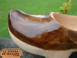 En la tienda de madera .com puedes comprar madreas por Internet, un original regalo. Artesana de Asturias online. La madrea es el calzado de madera tradicional de Asturias y norte de Len, las madreas son hermanas de la zoca, la albarca y el zueco