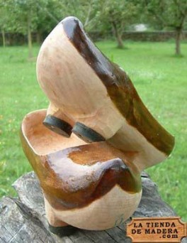 En la tienda de madera .com puedes comprar madreas por Internet, un original regalo. Artesana de Asturias online. La madrea es el calzado de madera tradicional de Asturias y norte de Len, las madreas son hermanas de la zoca, la albarca y el zueco. 	