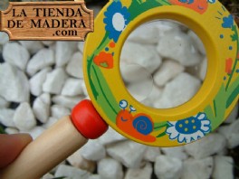 lupa de madera con lente de dos aumentos. Juego de madera. En la tienda de madera .com puedes comprar este juguete de madera didctico, con el que los nios podrn jugar y aprender a la vez