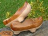 En la tienda de madera .com puedes comprar madreas por Internet, un original regalo. Artesana de Asturias online. La madrea es el calzado de madera tradicional de Asturias y norte de Len, las madreas son hermanas de la zoca, la albarca y el zueco. 	