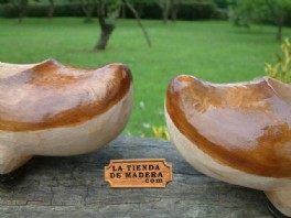 En la tienda de madera .com puedes comprar madreas por Internet, un original regalo. Artesana de Asturias online. La madrea es el calzado de madera tradicional de Asturias y norte de Len, las madreas son hermanas de la zoca, la albarca y el zueco.