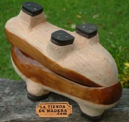 En la tienda de madera .com puedes comprar madreas por Internet, un original regalo. Artesana de Asturias online. La madrea es el calzado de madera tradicional de Asturias y norte de Len, las madreas son hermanas de la zoca, la albarca y el zueco