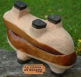 En la tienda de madera .com puedes comprar madreas por Internet. Artesana de Asturias online. La madrea es el calzado de madera tradicional de Asturias y norte de Len, las madreas son hermanas de la zoca (Galicia), la albarca (Cantabria) y el zueco (