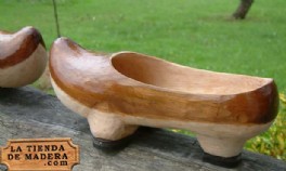 En la tienda de madera .com puedes comprar madreas por Internet. Artesana de Asturias online. La madrea es el calzado de madera tradicional de Asturias y norte de Len, las madreas son hermanas de la zoca (Galicia), la albarca (Cantabria) y el zueco (