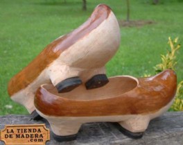 En la tienda de madera .com puedes comprar madreas por Internet, un original regalo. Artesana de Asturias online. La madrea es el calzado de madera tradicional de Asturias y norte de Len, las madreas son hermanas de la zoca, la albarca y el zueco