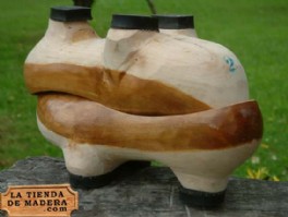 En la tienda de madera .com puedes comprar madreas por Internet. Artesana de Asturias online. La madrea es el calzado de madera tradicional de Asturias y norte de Len, las madreas son hermanas de la zoca (Galicia), la albarca (Cantabria) y el zueco (