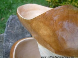 En la tienda de madera .com puedes comprar madreas por Internet. Artesana de Asturias online. La madrea es el calzado de madera tradicional de Asturias y norte de Len, las madreas son hermanas de la zoca (Galicia), la albarca (Cantabria) y el zueco (
