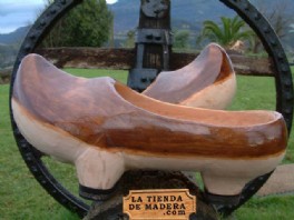 En la tienda de madera .com puedes comprar madreas por Internet, un original regalo. Artesana de Asturias online. La madrea es el calzado de madera tradicional de Asturias y norte de Len, las madreas son hermanas de la zoca, la albarca y el zueco.