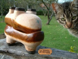 En la tienda de madera .com puedes comprar madreas por Internet, un original regalo. Artesana de Asturias online. La madrea es el calzado de madera tradicional de Asturias y norte de Len, las madreas son hermanas de la zoca, la albarca y el zueco.