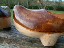 En la tienda de madera .com puedes comprar madreas por Internet, un original regalo. Artesana de Asturias online. La madrea es el calzado de madera tradicional de Asturias y norte de Len, las madreas son hermanas de la zoca, la albarca y el zueco. 	