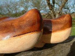 En la tienda de madera .com puedes comprar madreas por Internet, un original regalo. Artesana de Asturias online. La madrea es el calzado de madera tradicional de Asturias y norte de Len, las madreas son hermanas de la zoca, la albarca y el zueco. 	