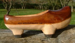 En la tienda de madera .com puedes comprar madreas por Internet, un original regalo. Artesana de Asturias online. La madrea es el calzado de madera tradicional de Asturias y norte de Len, las madreas son hermanas de la zoca, la albarca y el zueco. 	
