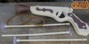 pistola de madera que lanza flechas