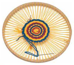 el telar cicular de madera es un juguete tradicional con el que los nios se divierten y a la vez aprenden a tejer.