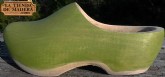 En la tienda de madera .com puedes comprar online el zueco tradicional europeo de madera, un original regalo a la venta en internet.
