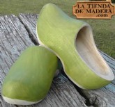 En la tienda de madera .com puedes comprar online el zueco tradicional europeo de madera, un original regalo a la venta en internet.