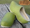 En la tienda de madera .com puedes comprar online el zueco tradicional europeo de madera, un original regalo a la venta en internet.