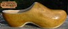 En la tienda de madera .com puedes comprar online el zueco tradicional europeo de madera, un original regalo a la venta en internet.