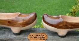 En la tienda de madera .com puedes comprar madreñas por Internet, un original regalo. Artesanía de Asturias online. La madreña es el calzado de madera tradicional de Asturias y norte de León, las madreñas son hermanas de la zoca, la albarca y el zueco