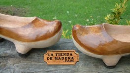 En la tienda de madera .com puedes comprar madreñas por Internet, un original regalo. Artesanía de Asturias online. La madreña es el calzado de madera tradicional de Asturias y norte de León, las madreñas son hermanas de la zoca, la albarca y el zueco.