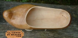 En la tienda de madera .com puedes comprar madreñas por Internet, un original regalo. Artesanía de Asturias online. La madreña es el calzado de madera tradicional de Asturias y norte de León, las madreñas son hermanas de la zoca, la albarca y el zueco. 	