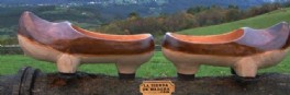 En la tienda de madera .com puedes comprar madreñas por Internet, un original regalo. Artesanía de Asturias online. La madreña es el calzado de madera tradicional de Asturias y norte de León, las madreñas son hermanas de la zoca, la albarca y el zueco.