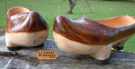 En la tienda de madera .com puedes comprar madreñas por Internet, un original regalo. Artesanía de Asturias online. La madreña es el calzado de madera tradicional de Asturias y norte de León, las madreñas son hermanas de la zoca, la albarca y el zueco. 	