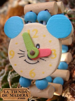 Juguete de madera. En la tienda de madera .com puedes comprar Original pulsera para niños con un ratón dibujado y manecillas imitando a un reloj.