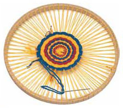 el telar cicular de madera es un juguete tradicional con el que los niños se divierten y a la vez aprenden a tejer.