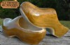 En la tienda de madera .com puedes comprar online el zueco tradicional europeo de madera, un original regalo.