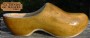 En la tienda de madera .com puedes comprar online el zueco tradicional europeo de madera, un original regalo a la venta en internet.